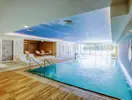 Kryty basen z leżakami w Maritim Paradise Blue Albena