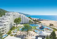 Widok na kompleks Maritim Paradise Blue Albena z basenami i plażą