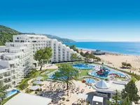 Widok na kompleks Maritim Paradise Blue Albena z basenami i plażą