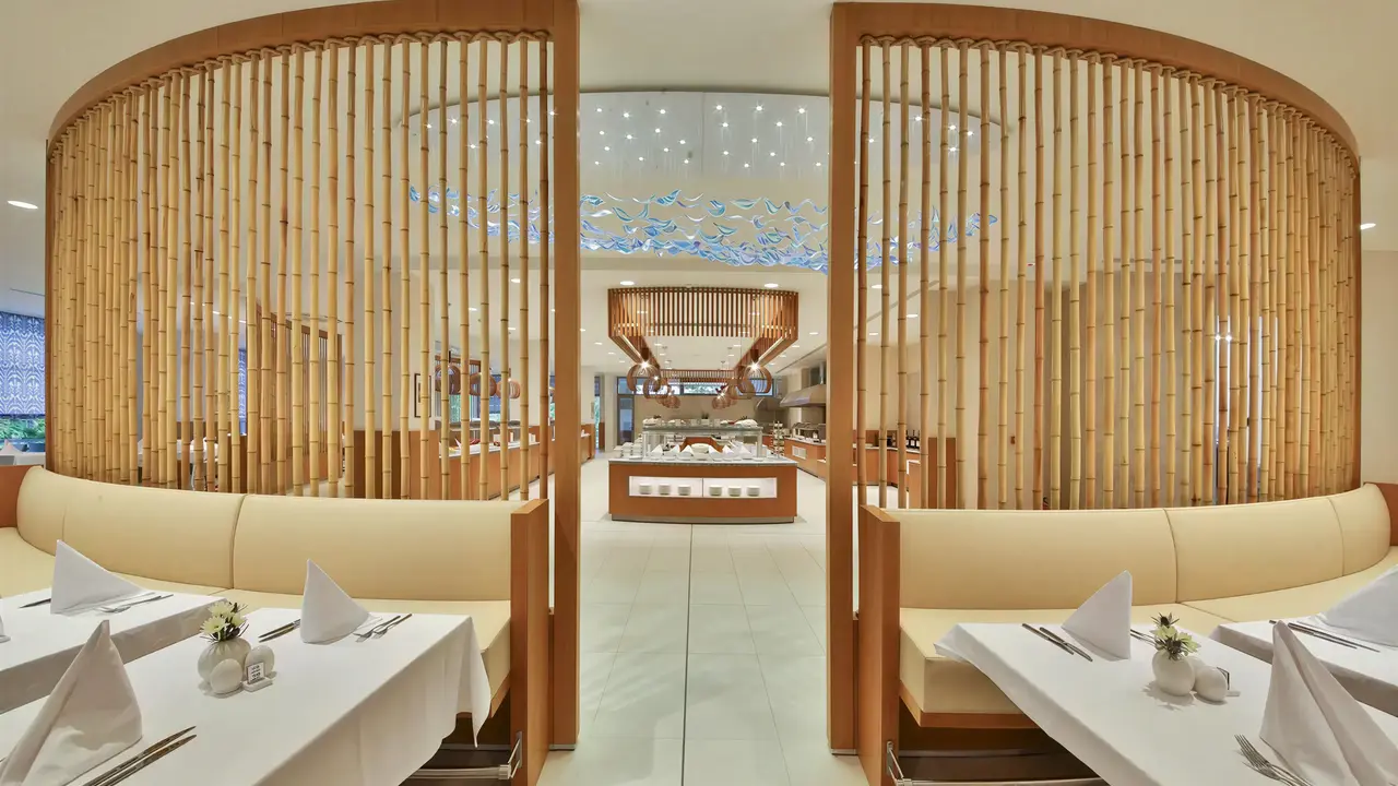 Elegancka restauracja w Maritim Paradise Blue Albena z nakrytymi stołami