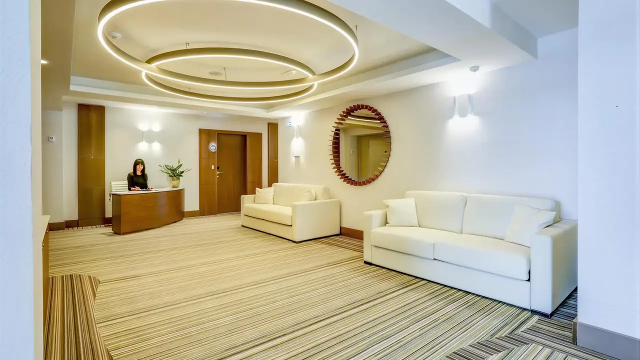 Nowoczesne lobby w Maritim Paradise Blue Albena z białymi sofami