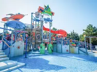 Park wodny w Maritim Paradise Blue Albena z kolorowymi zjeżdżalniami