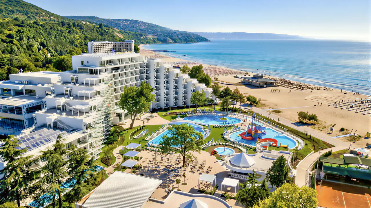 Widok na kompleks Maritim Paradise Blue Albena z basenami i plażą