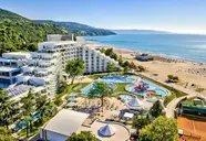 Widok na kompleks Maritim Paradise Blue Albena z basenami i plażą