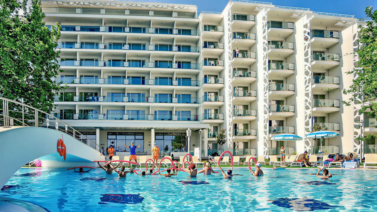 Basen z gośćmi w hotelu Maritim Paradise Blue Albena