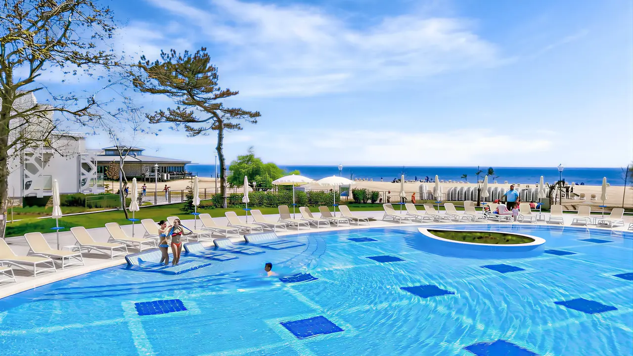 Basen z leżakami w hotelu Maritim Paradise Blue Albena
