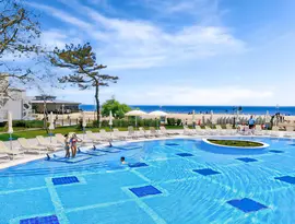 Basen z leżakami w hotelu Maritim Paradise Blue Albena