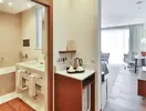 Łazienka i pokój gościnny w Maritim Paradise Blue Albena