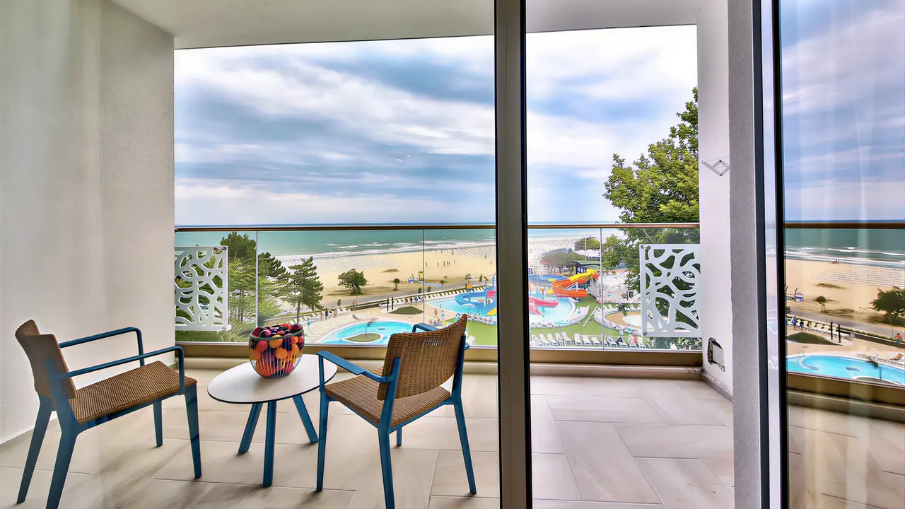 Balkon z widokiem na plażę w Maritim Paradise Blue Albena