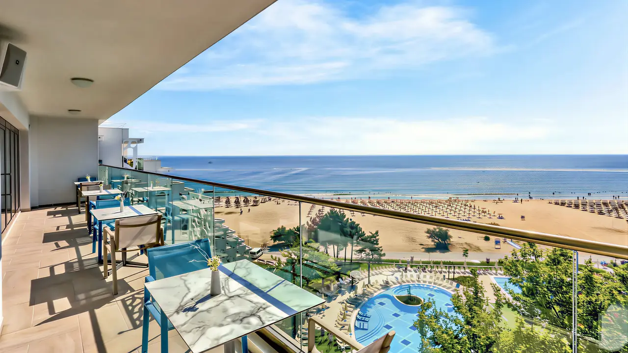 Taras z widokiem na morze w Maritim Paradise Blue Albena