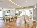 Jadalnia w hotelu Maritim Paradise Blue Albena z eleganckimi stołami