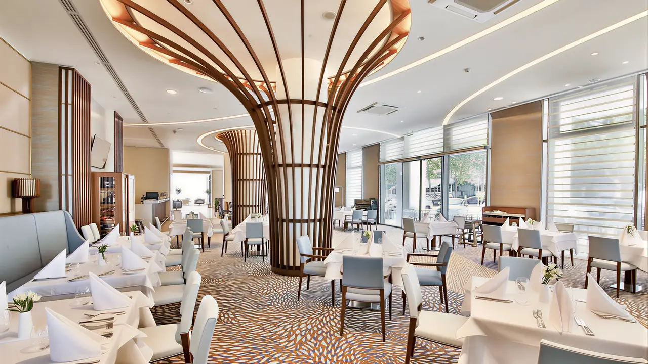 Elegancka restauracja w Maritim Paradise Blue Albena z nakrytymi stołami