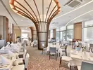 Elegancka restauracja w Maritim Paradise Blue Albena z nakrytymi stołami