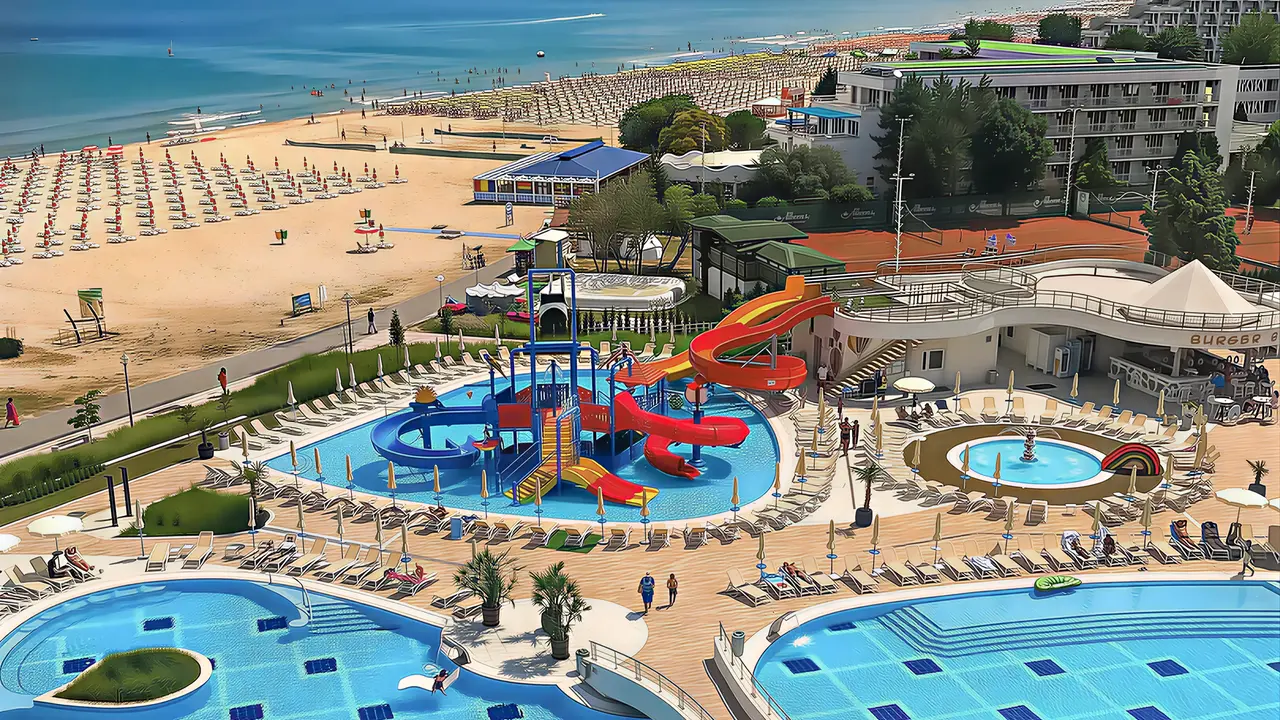 Widok na kompleks Maritim Paradise Blue Albena z aquaparkiem i plażą