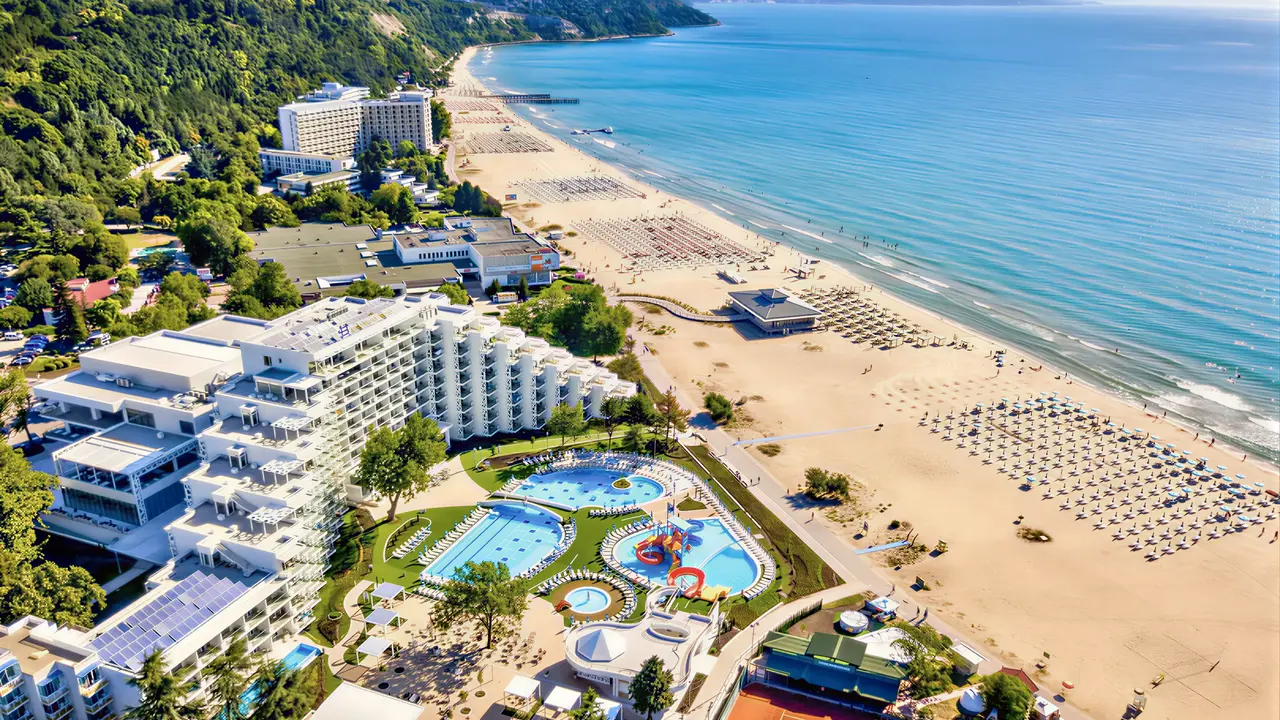 Widok z lotu ptaka na Maritim Paradise Blue Albena i plażę