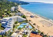 Widok z lotu ptaka na Maritim Paradise Blue Albena i plażę