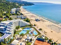 Widok z lotu ptaka na Maritim Paradise Blue Albena i plażę