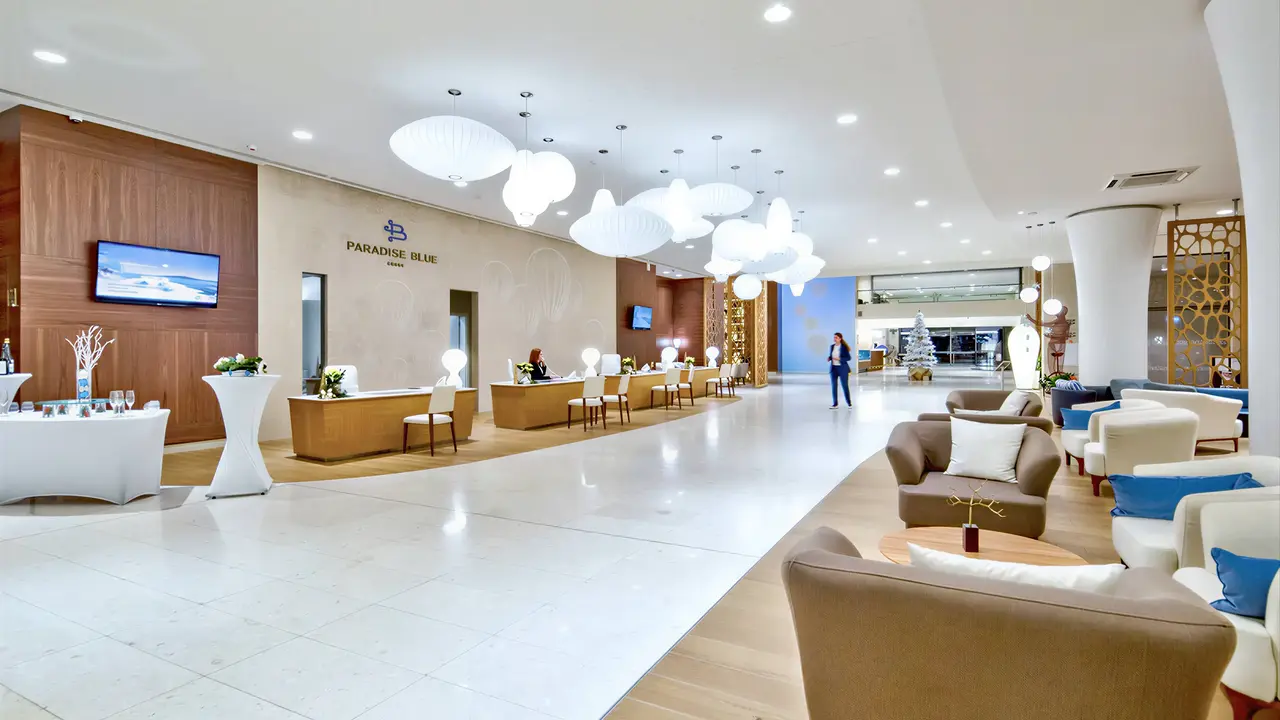 Nowoczesna recepcja i lobby w Maritim Paradise Blue Albena