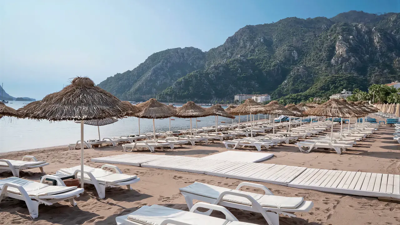 Plaża z leżakami i parasolami w Marti La Perla
