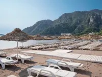 Plaża z leżakami i parasolami w Marti La Perla