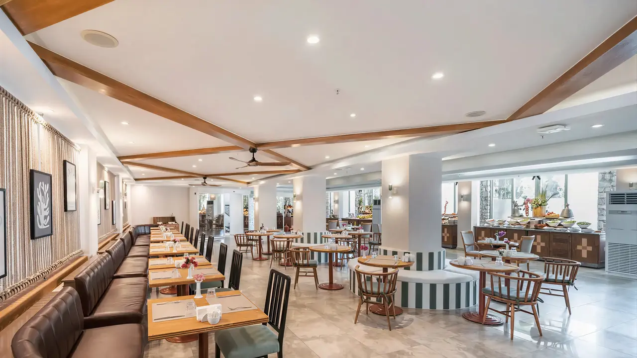 Restauracja w hotelu Marti La Perla z ustawionymi stolikami