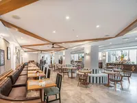 Restauracja w hotelu Marti La Perla z ustawionymi stolikami