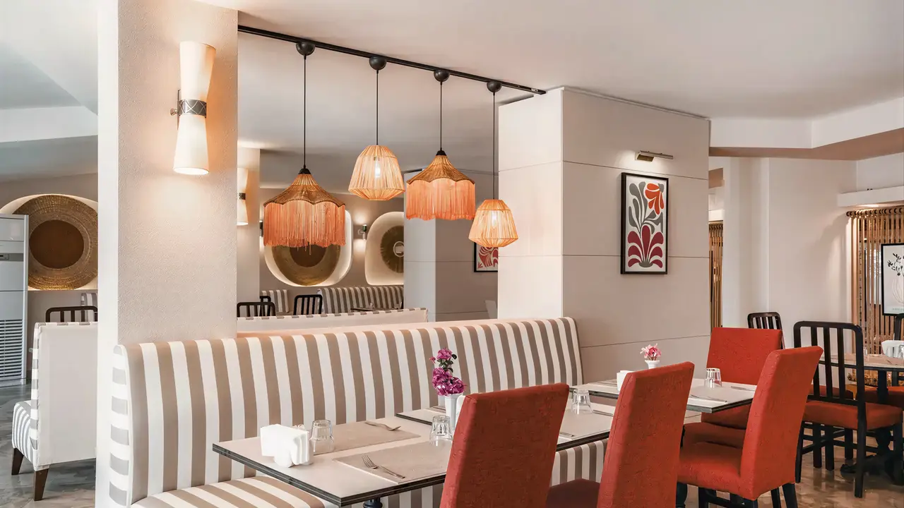 Restauracja w Marti La Perla z czerwonymi krzesłami