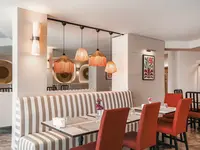 Restauracja w Marti La Perla z czerwonymi krzesłami