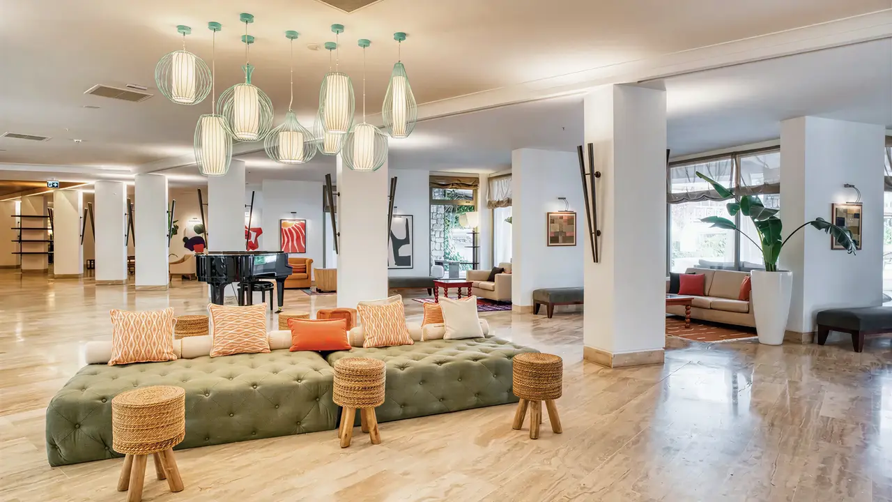Wnętrze eleganckiego lobby w Marti La Perla