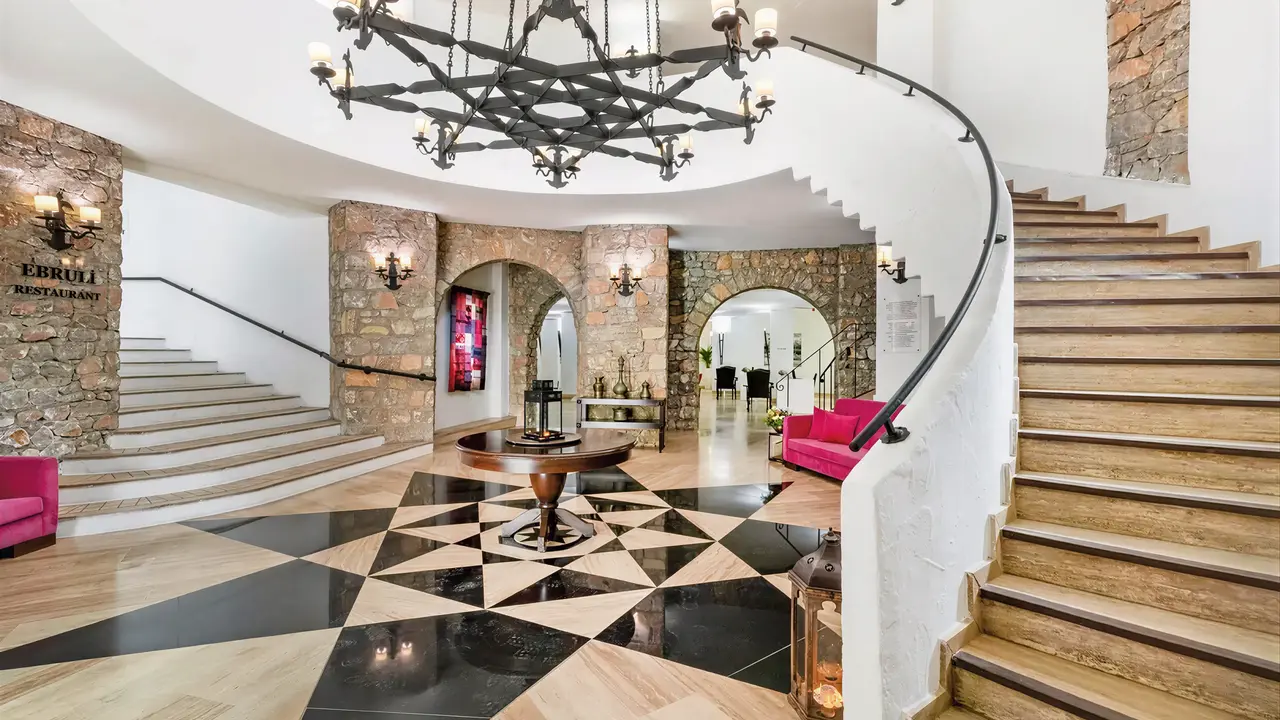Eleganckie lobby z schodami w Marti La Perla
