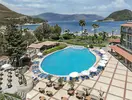 Basen z leżakami w hotelu Marti La Perla