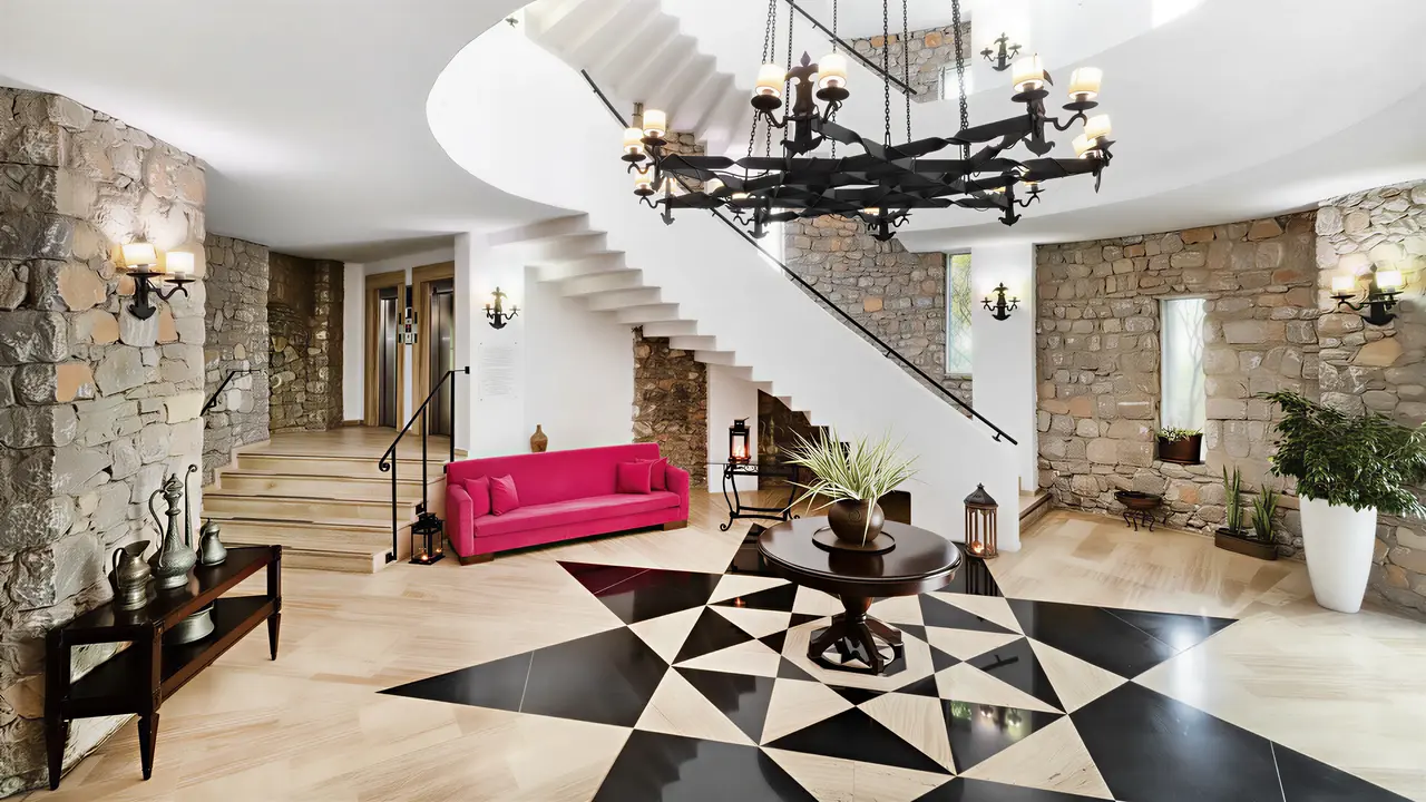 Eleganckie wnętrze lobby w Marti La Perla z schodami