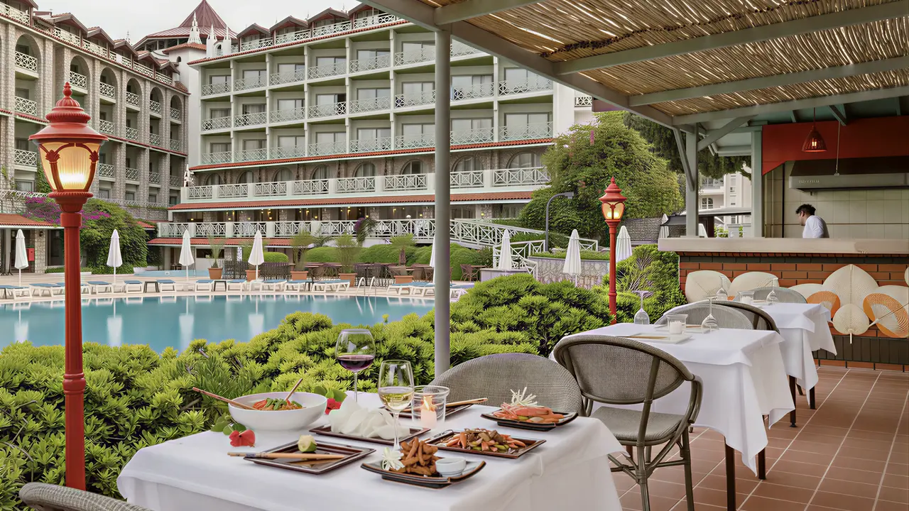 Stolik restauracyjny na tarasie w Marti La Perla