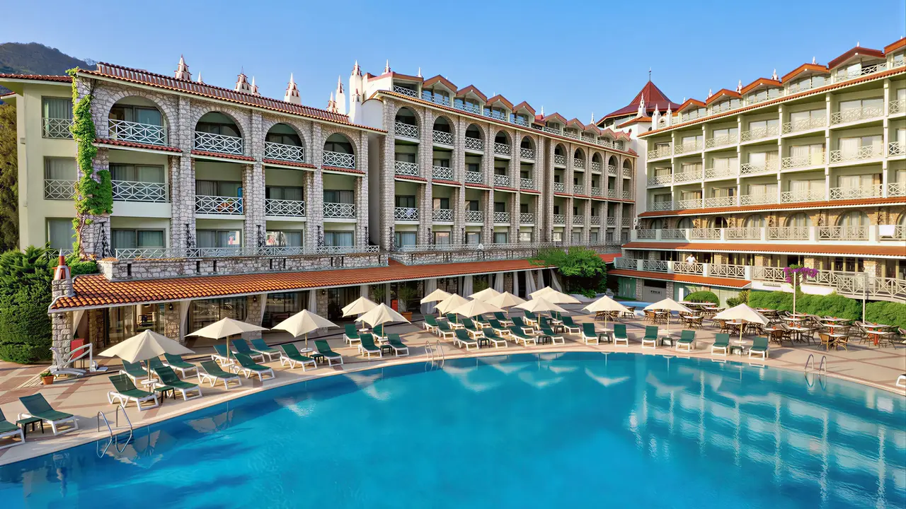 Basen z leżakami w hotelu Marti La Perla
