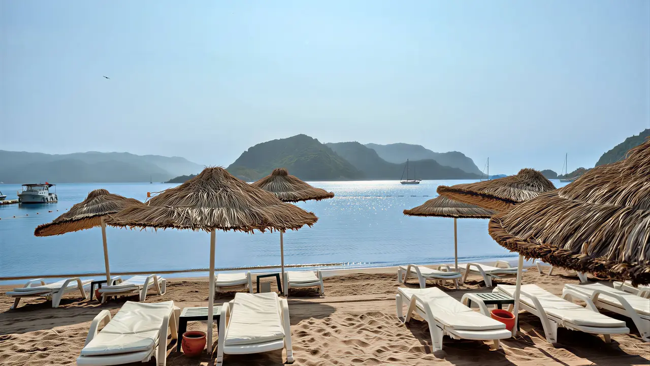 Leżaki i parasole na plaży w Marti La Perla