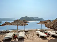 Leżaki i parasole na plaży w Marti La Perla