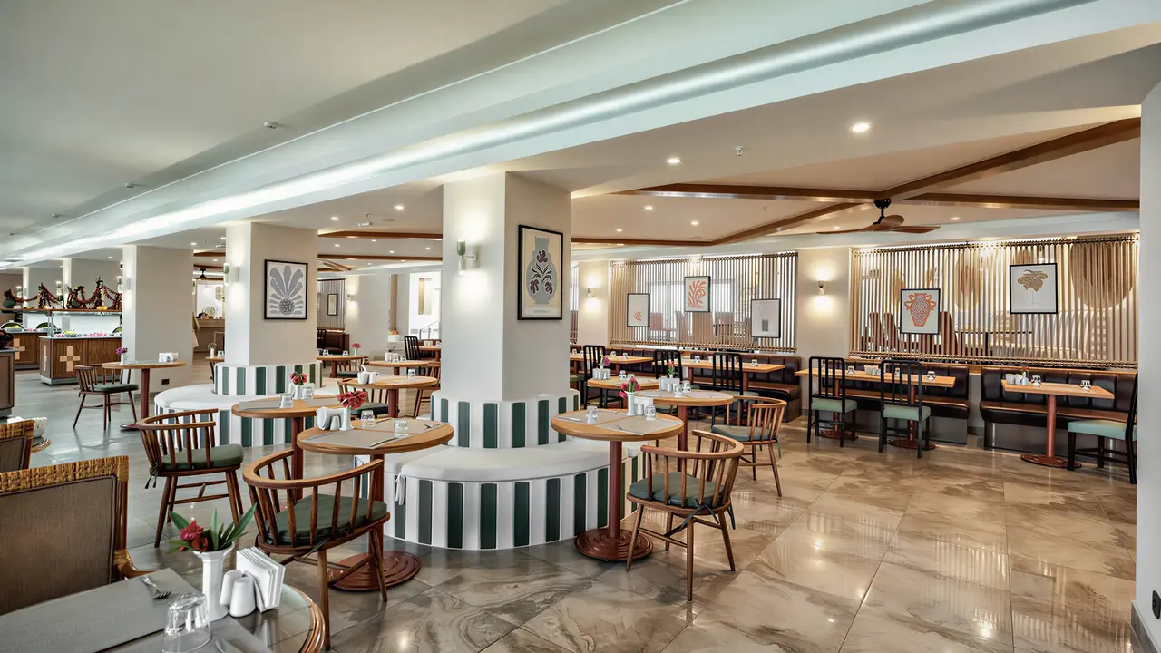 Restauracja z okrągłymi stolikami w Marti La Perla