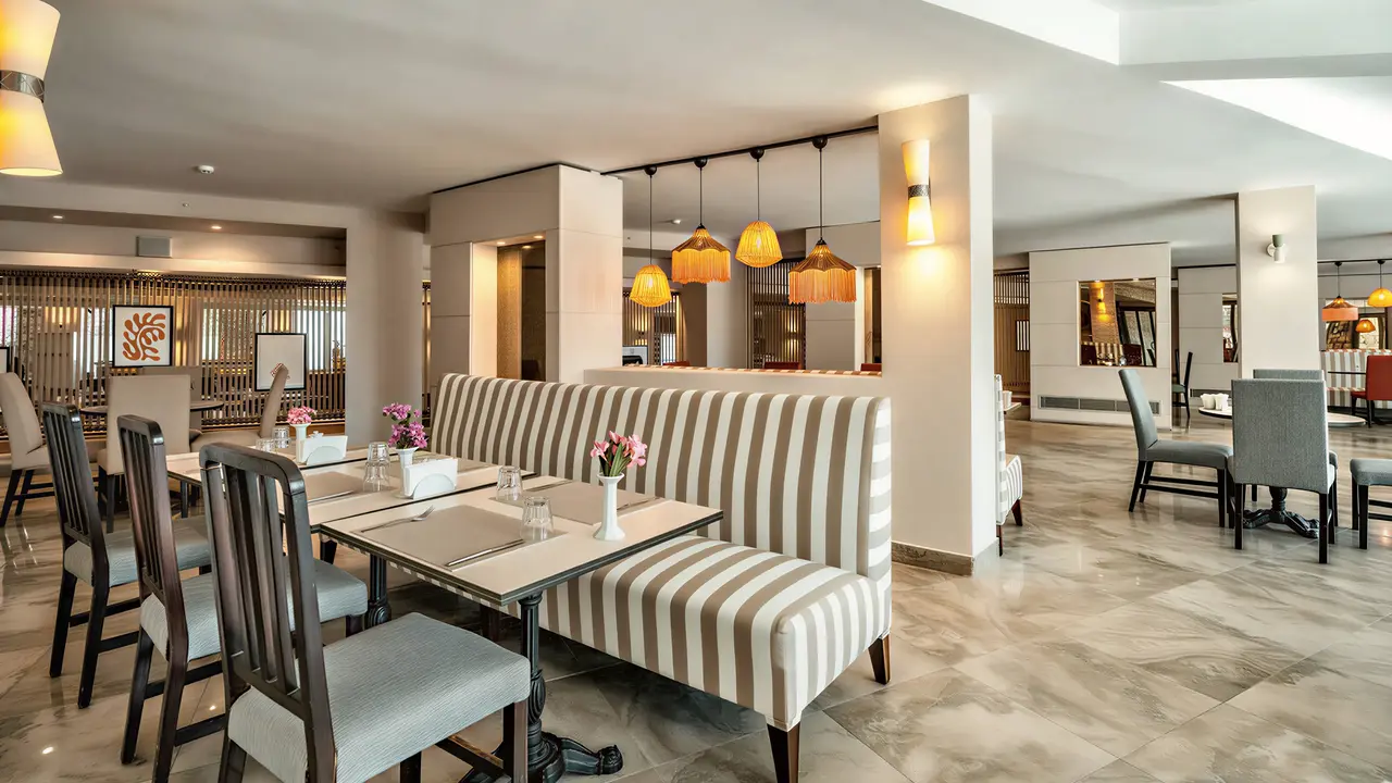 Restauracja w Marti La Perla z ustawionymi stolikami