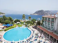 Widok na kompleks Marti La Perla z basenem i morzem