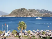 Plaża z parasolami w Marti La Perla nad morzem