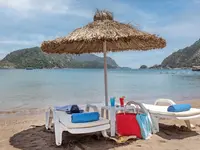 Leżaki i parasol na plaży w Marti La Perla