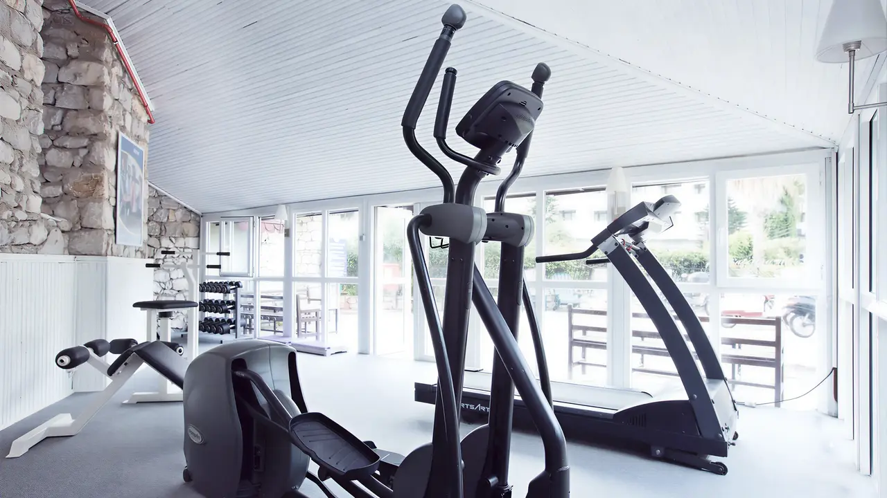 Siłownia z urządzeniami fitness w Marti La Perla