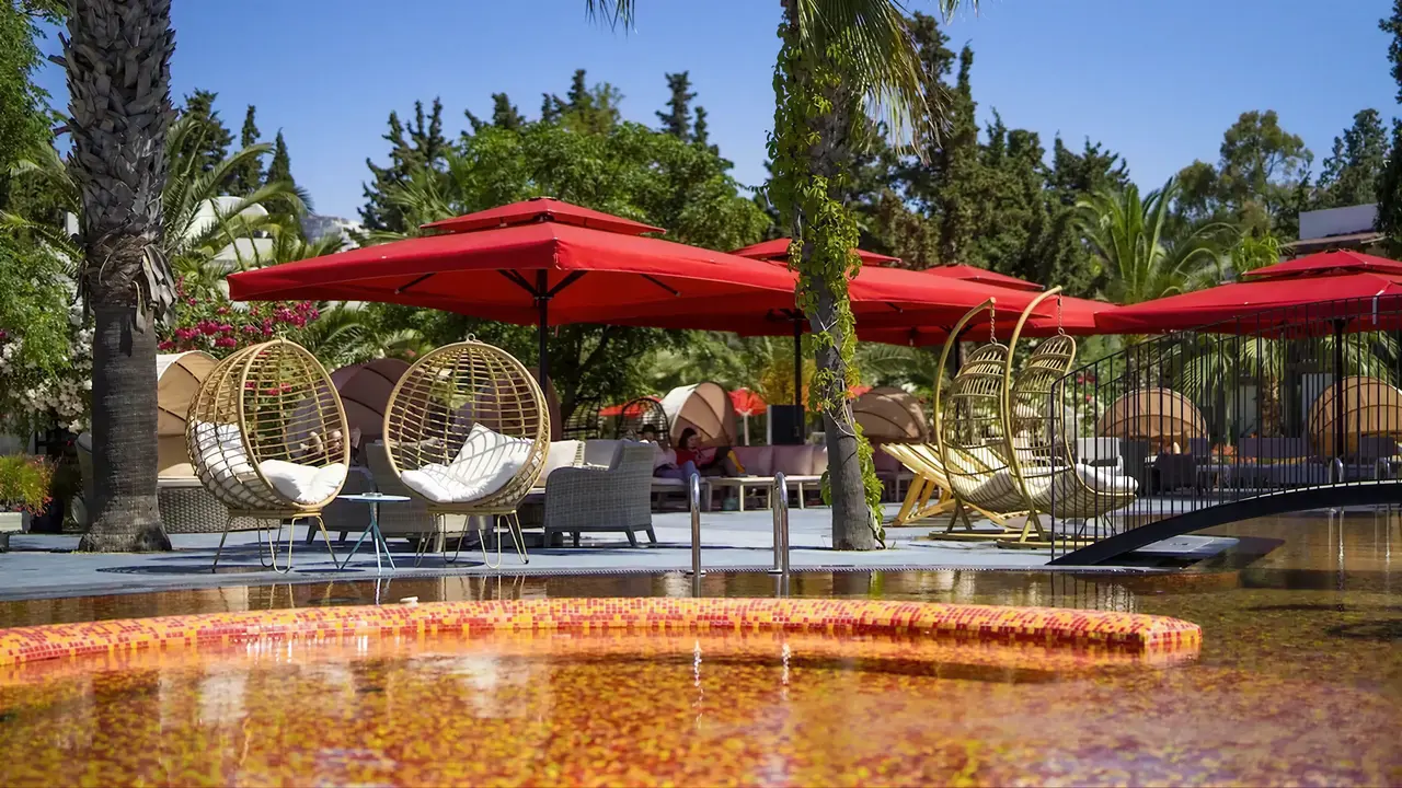 Basen i leżaki w hotelu Marvida Senses Very Chic