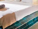 Łóżko w pokoju gościnnym w Marvida Senses Very Chic