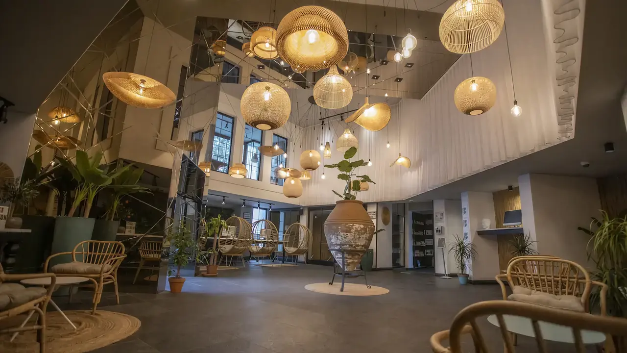 Nowoczesne lobby z lampami w Marvida Senses Very Chic
