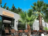 Restauracja Marvida Senses Very Chic z stolikami na zewnątrz