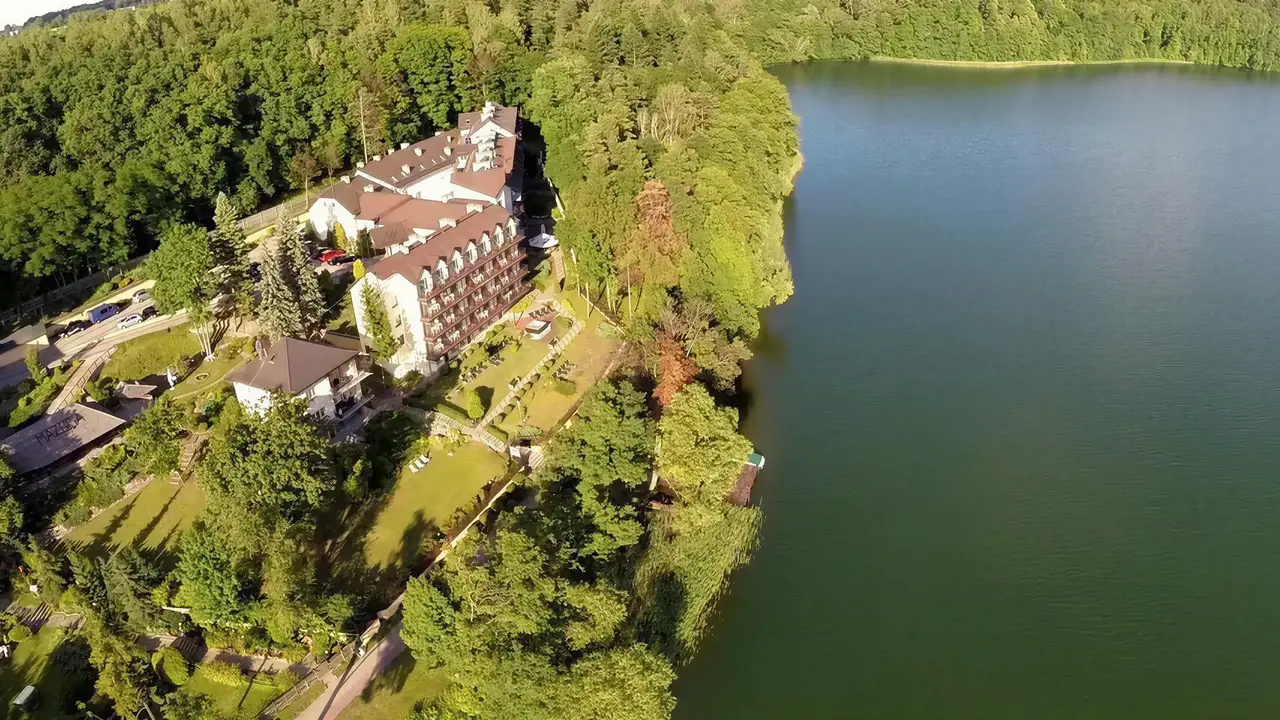 Widok z lotu ptaka na Mazuria nad jeziorem