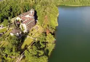 Widok z lotu ptaka na Mazuria nad jeziorem