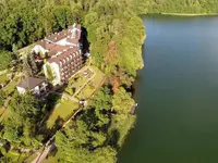 Widok z lotu ptaka na Mazuria nad jeziorem