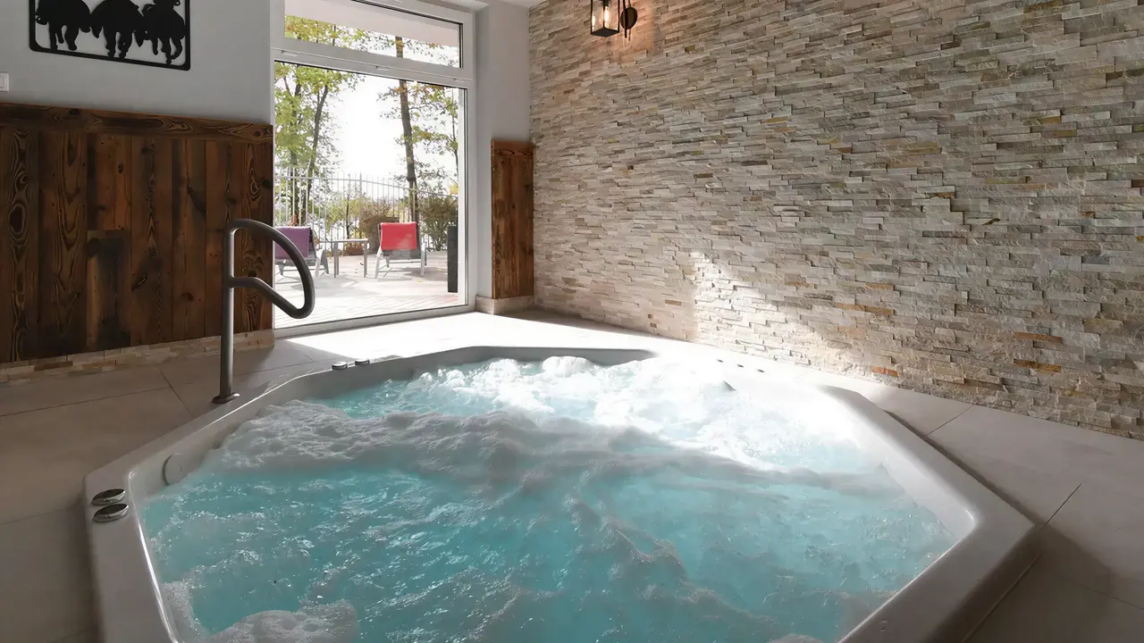 Jacuzzi w strefie wellness Mazuria